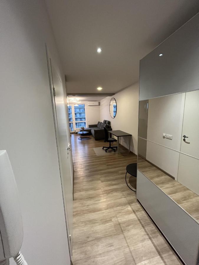 Lovely Flat With Great Location *